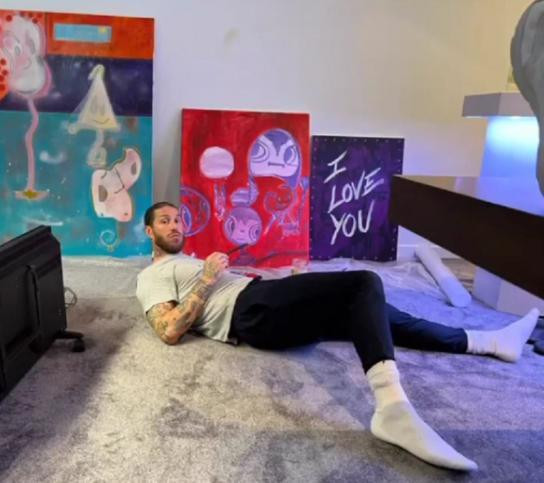 Sergio Ramos, posando con sus cuadros de pintura / Instagram