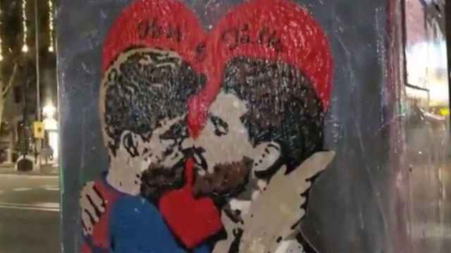 El 'graffiti' del beso entre Gerard Piqué y Sergio Ramos en Barcelona / TWITTER