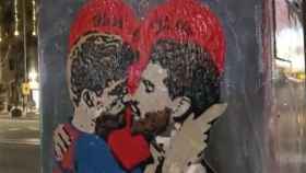 El 'graffiti' del beso entre Gerard Piqué y Sergio Ramos en Barcelona / TWITTER