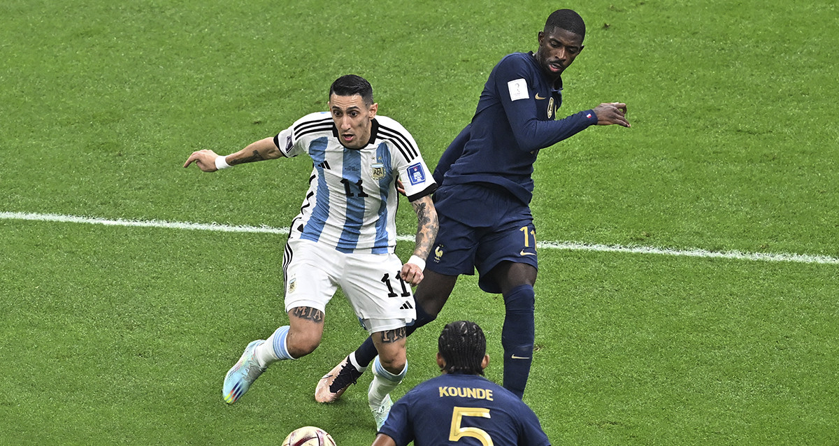 Ousmane Dembelé comete falta sobre Ángel Di María en la final del Mundial / EFE