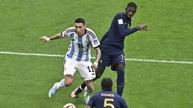 Ousmane Dembelé comete falta sobre Ángel Di María en la final del Mundial / EFE