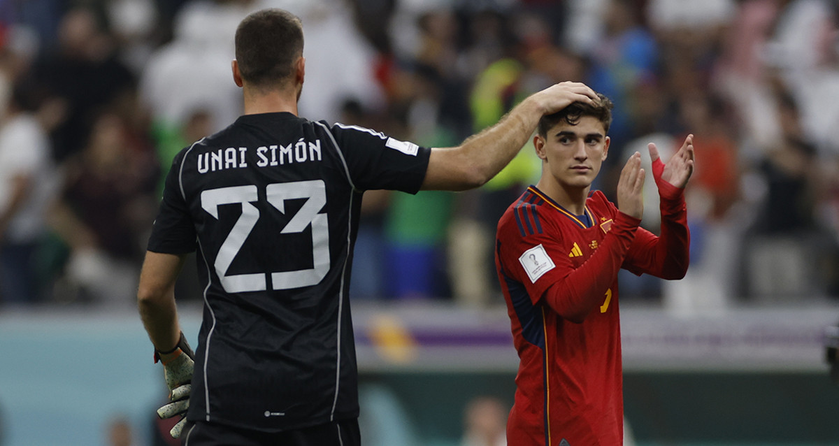 Unai Simón consuela a Gavi, después del empate de España contra Alemania en el Mundial de Qatar / EFE