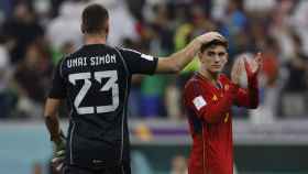 Unai Simón consuela a Gavi, después del empate de España contra Alemania en el Mundial de Qatar / EFE