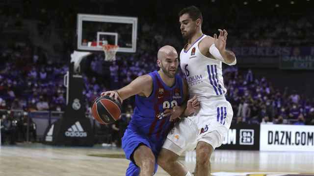 Nick Calathes, en una acción del partido entre Barça y Madrid / EFE