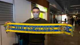 Francesc Xavier García Pimienta posa con una bufanda de la UD las Palmas / EFE