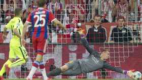 Una parada de Ter Stegen en la vuelta de las semifinales de 2015, entre Barça-Bayern / FCB