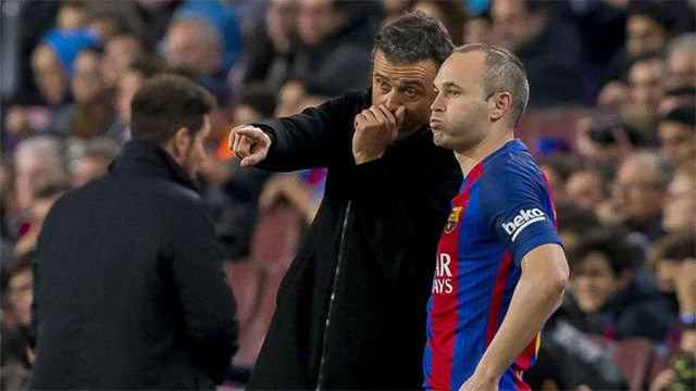 Luis Enrique dando instrucciones a Iniesta / EFE