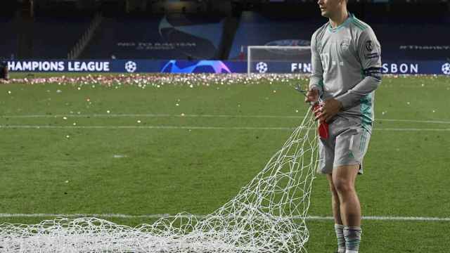 Manuel Neuer con la red del Estadio da Luz / EFE