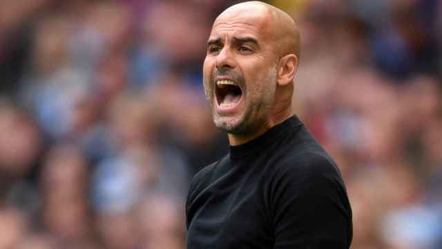 Pep Guardiola, dando instrucciones en un partido | EFE