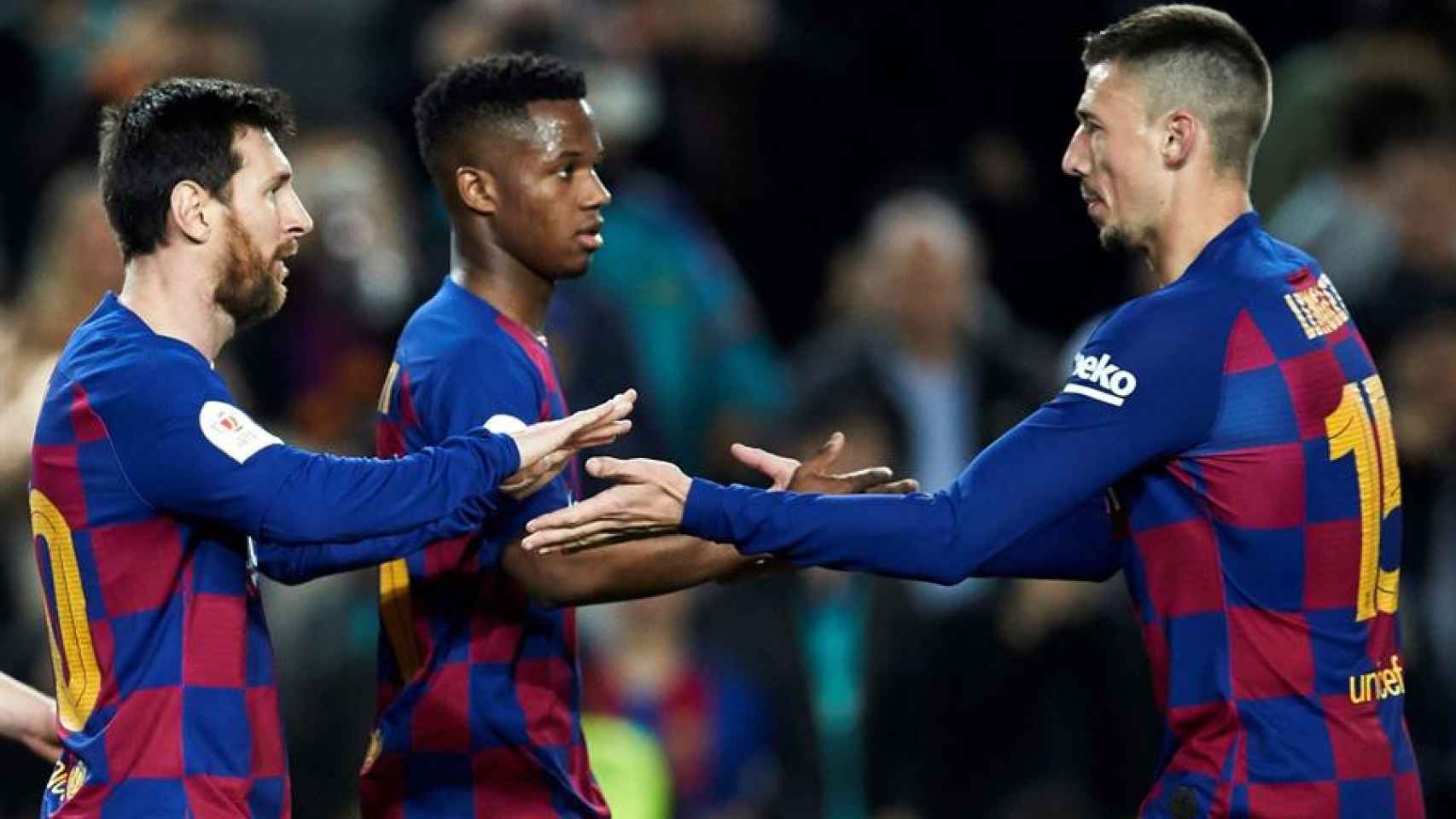 Ansu Fati celebra un gol con Lenglet y Messi / EFE