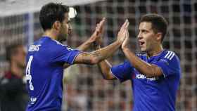 Cesc Fàbregas celebrando un gol con Eden Hazard con el Chelsea / EFE
