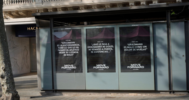 Antoine Griezmann, denigrado en diversas pancartas y lonas en Barcelona y Madrid / LUIS MIGUEL AÑON