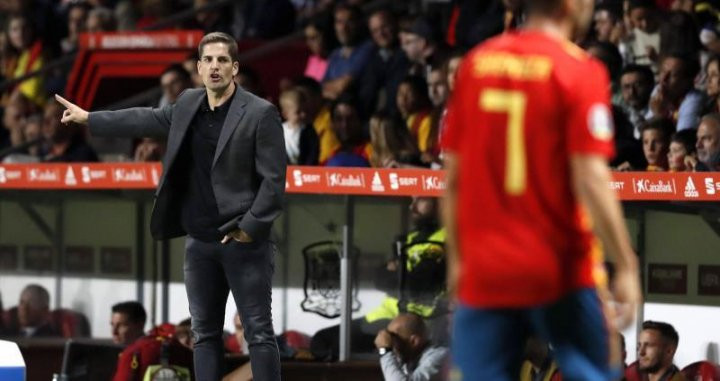 Robert Moreno dirige un partido de la selección española/ EFE