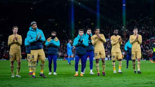 Los jugadores del Barça aplauden a los aficionados presentes en Old Trafford / FCB