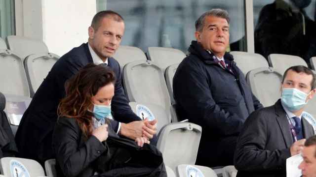 Alexander Ceferin, presidente de la UEFA, junto al presidente del Barça, Joan Laporta, en una imagen de archivo / EFE