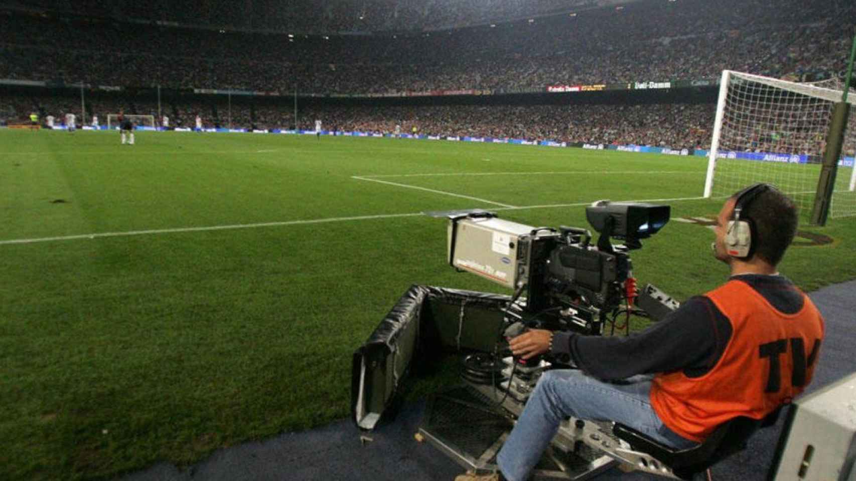Una cámara de televisión, durante un partido de la Liga del Barça en el Camp Nou / EFE