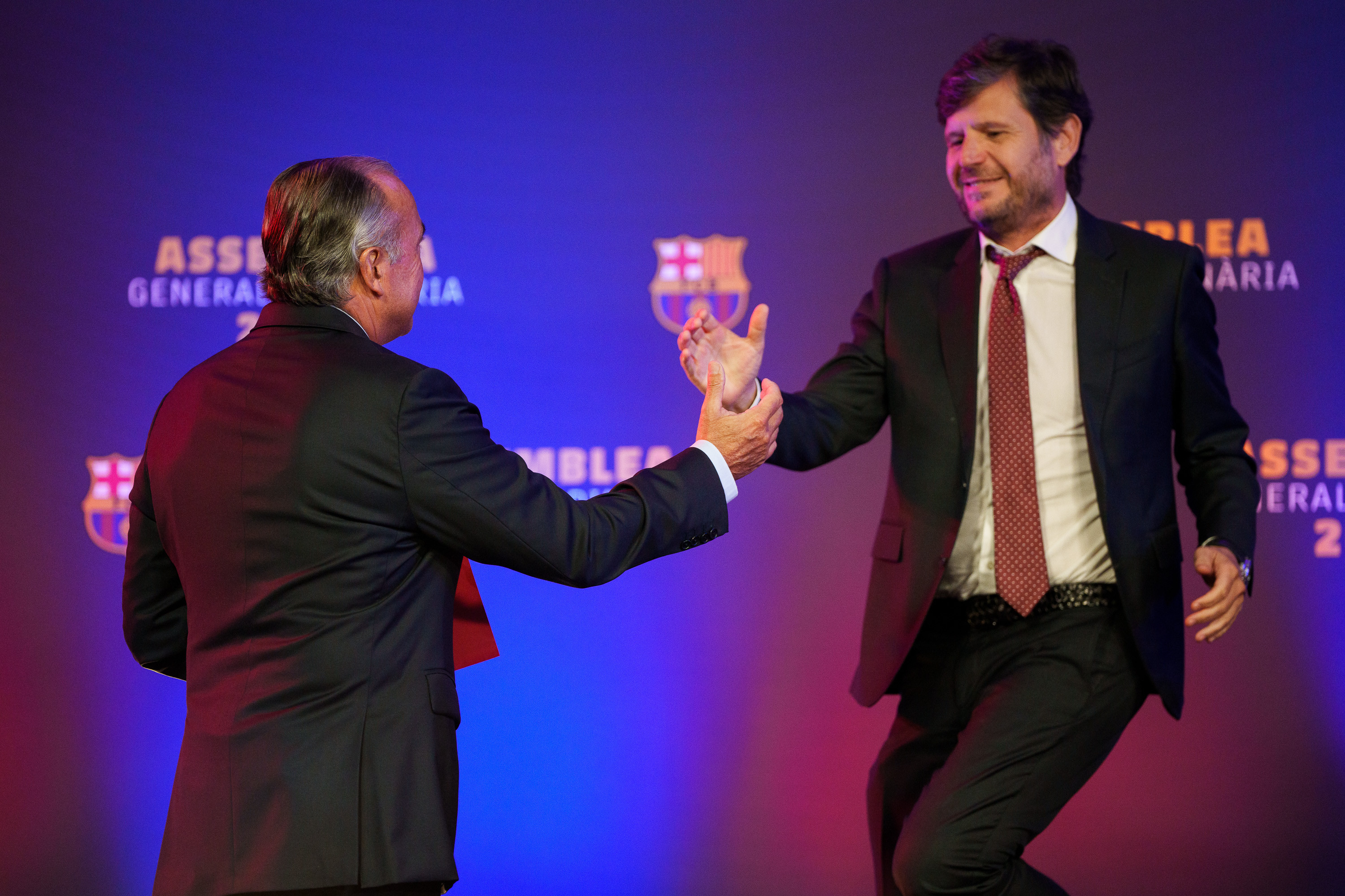 Rafa Yuste saluda a Mateu Alemany, en la asamblea de socios compromisarios del Barça del ejercicio 21-22 / FCB