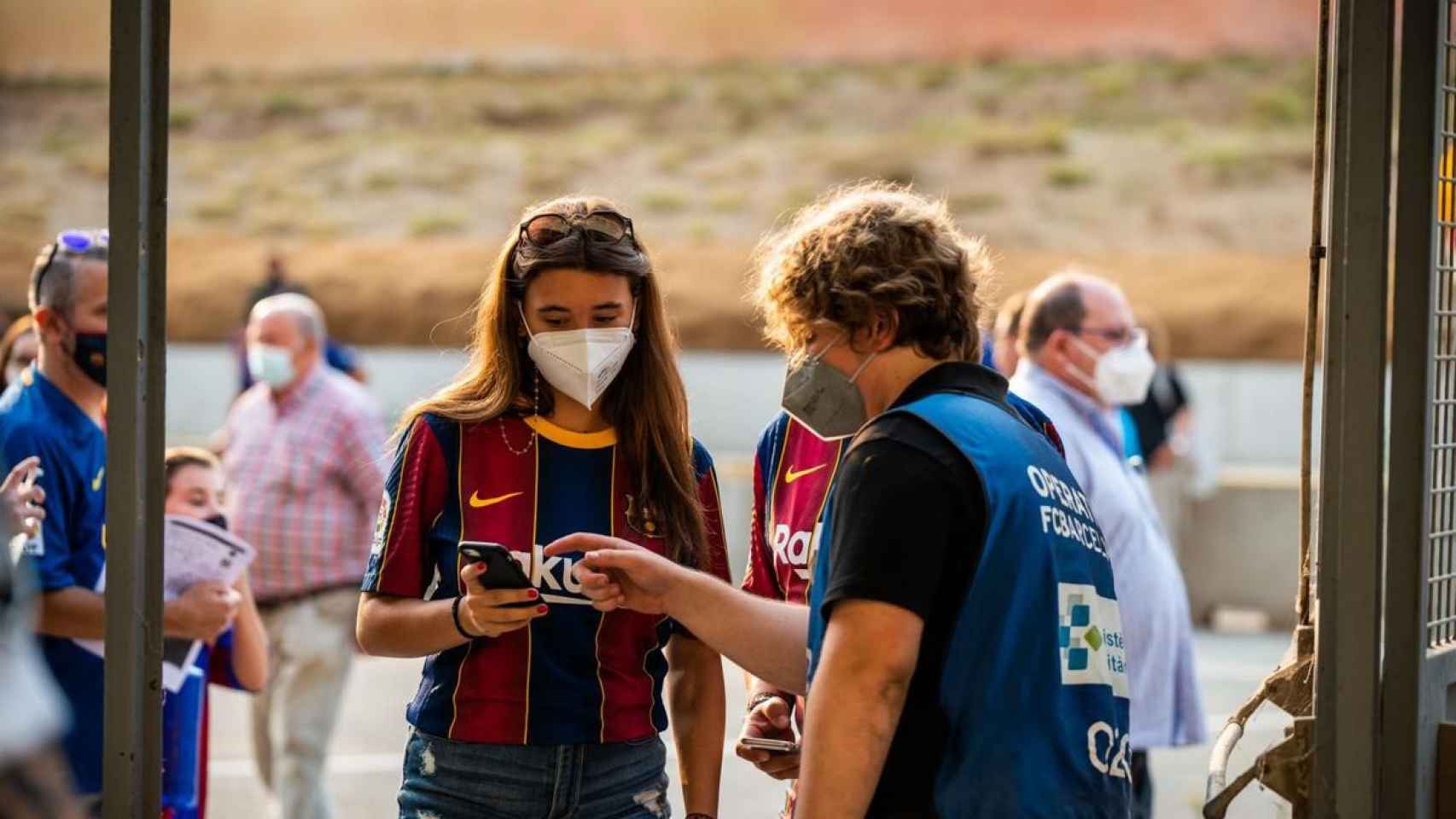 Una aficionada del Barça entra al Camp Nou con su entrada en el móvil, en el primer partido con público en Liga / FCB