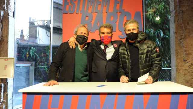 Joan Laporta con Pichi Alonso y Víctor Muñoz después de que le hubieran dado su firma para presentarse como candidato a la presidencia del Barça / REDES