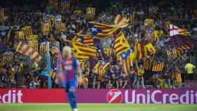Esteladas en el Gol Nord del Camp Nou durante un clásico / EFE