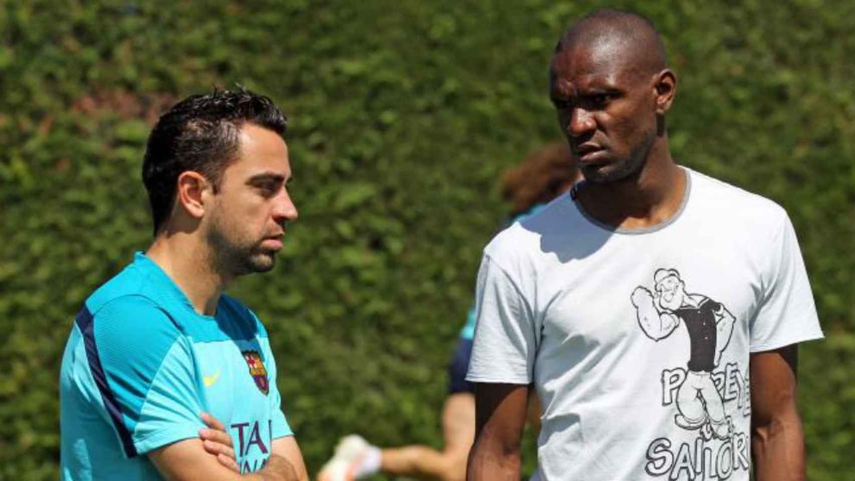 Xavi, en un entrenamiento del Barça junto a Abidal | Archivo