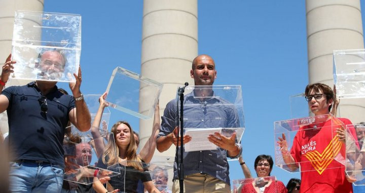 Pep Guardiola en un acto político en Montjuïc / EFE