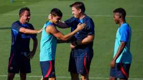 Xavi y su hermano, Óscar Hernández, saludan a Pedri y Ansu Fati en un entrenamiento del Barça / FCB