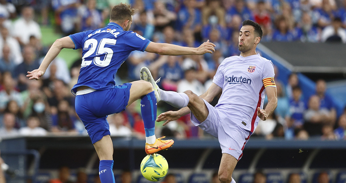 Busquets, disputando el balón contra Mayoral, durante el empate entre Getafe y Barça / EFE