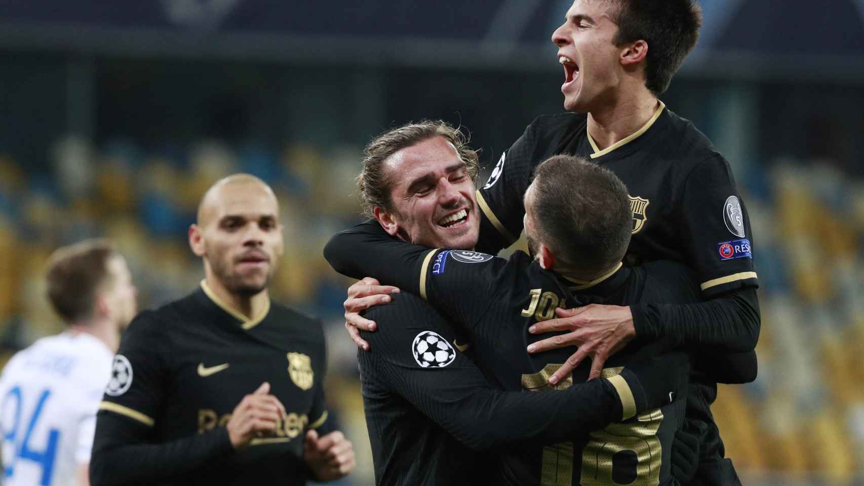 Los jugadores del Barça, celebrando el gol de Griezman contra el Dinamo de Kiev | EFE