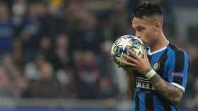 Lautaro, besando el balón en un encuentro con el Inter | EFE