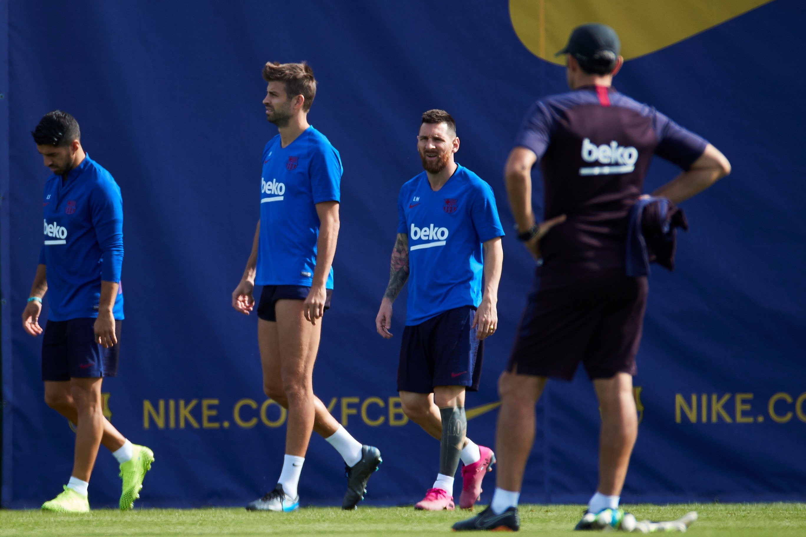Messi, Piqué y Luis Suárez, contemplados por Valverde en un entrenamiento / EFE
