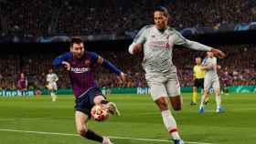Leo Messi disputando un balón con Virgil Van Dijk en el Camp Nou / EFE