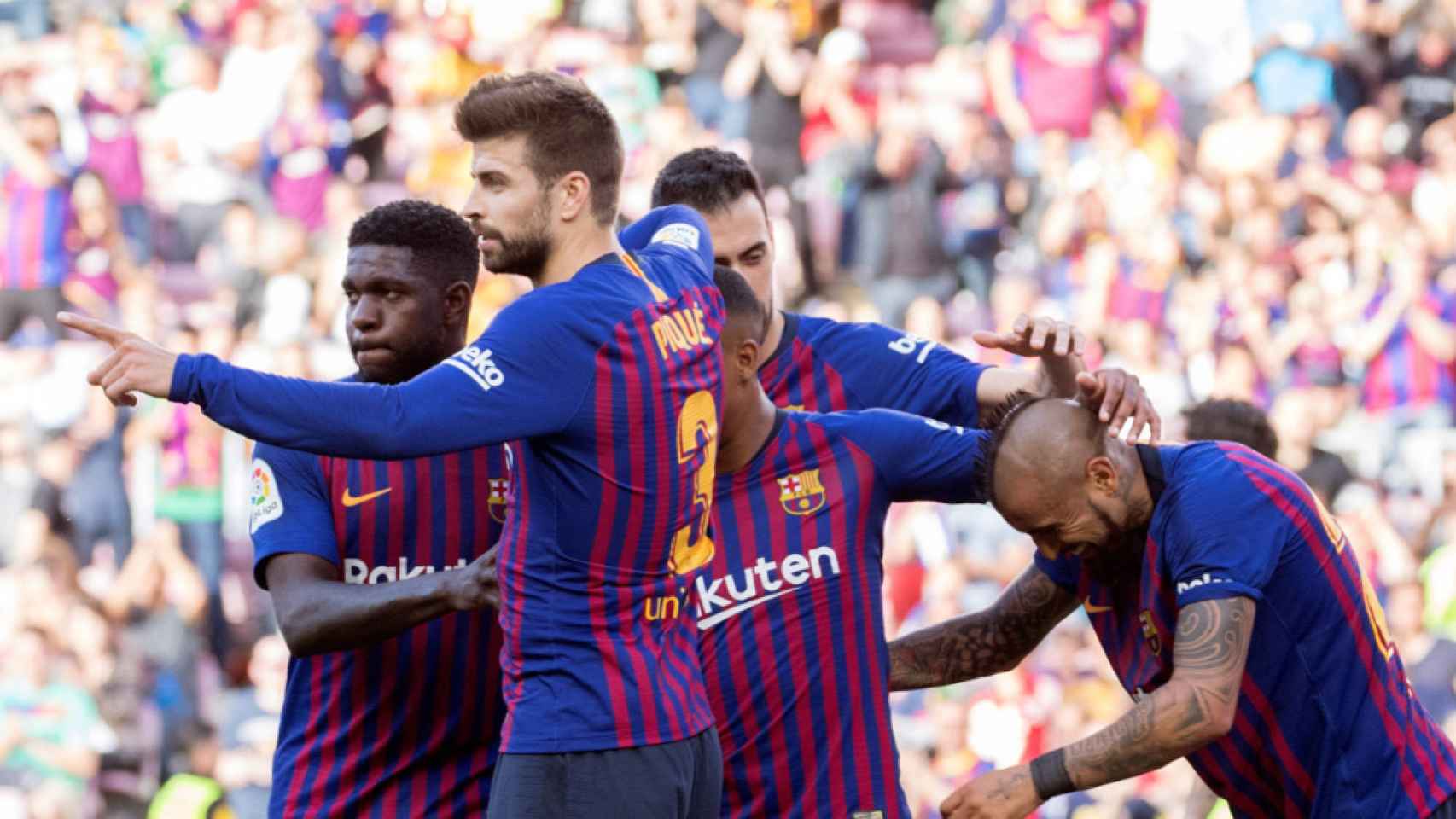 Los jugadores del Barça celebran con seriedad el gol de Arturo Vidal el Getafe / EFE