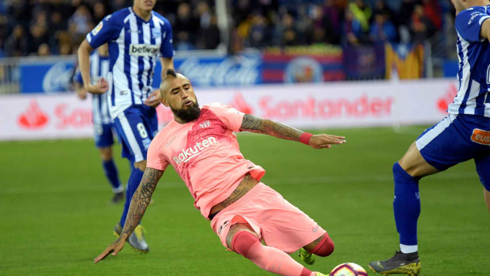 Arturo Vidal pelea un balón con Jony en el encuentro del Barça frente al Alavés / EFE