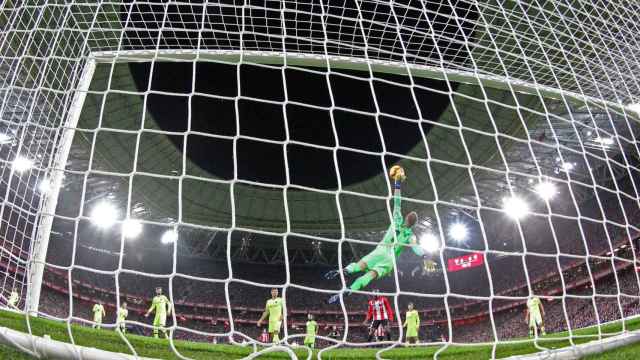 Ter Stegen parando el balón de De Marcos en la primera parte / EFE