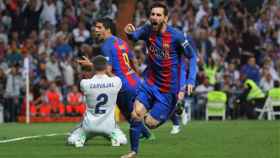 Leo Messi celebrando su gol en en un clásico en el Santiago Bernabéu / EFE