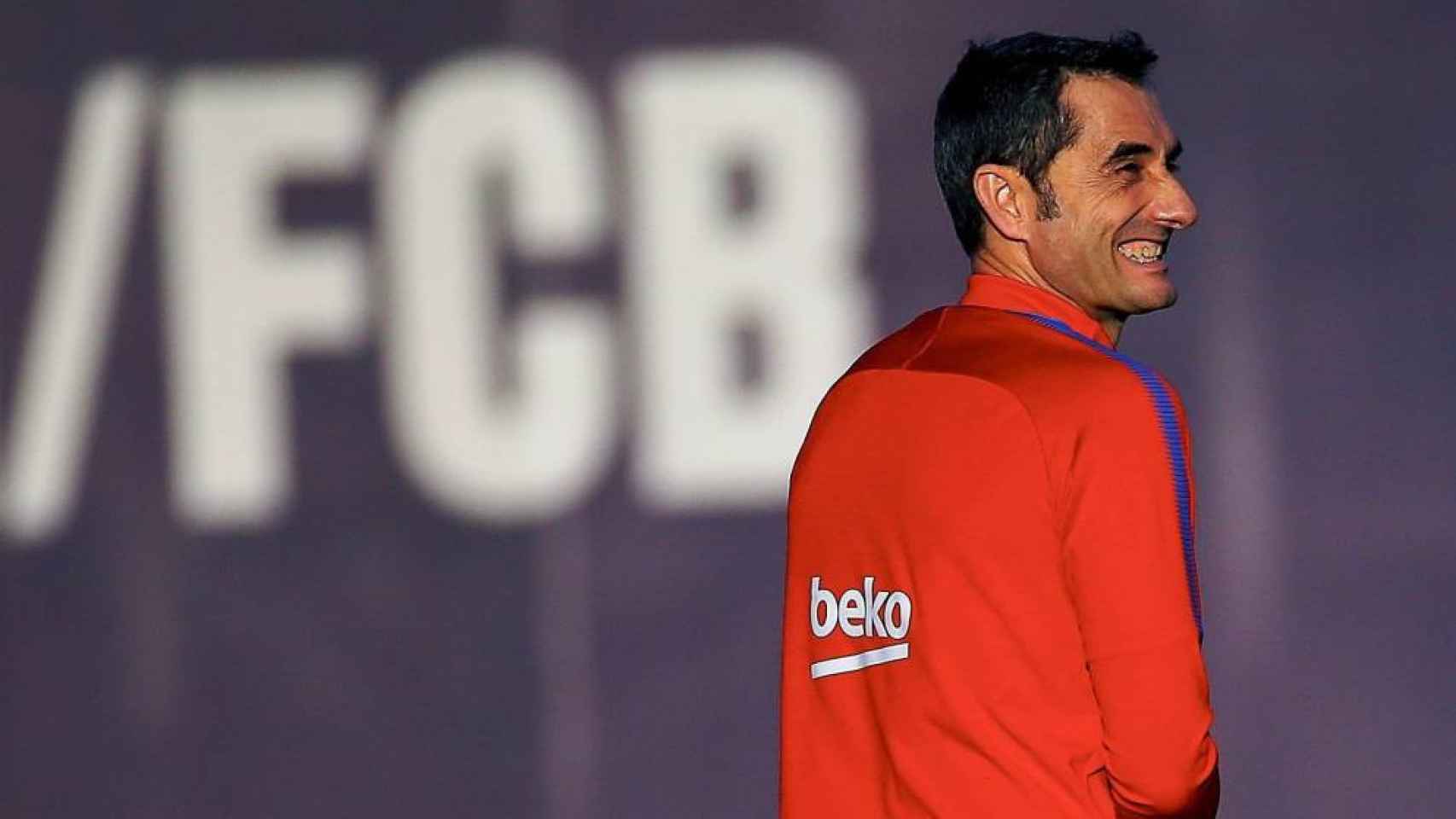 Ernesto Valverde sonríe en un entrenamiento del Barça / EFE