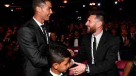 Cristiano Ronaldo y Leo Messi en una gala del Balón de Oro / EFE