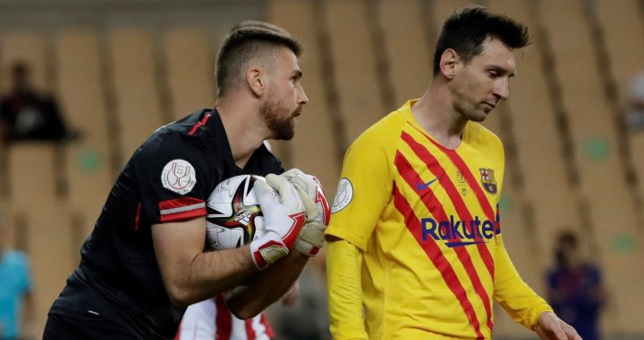 Leo Messi, lamentando una ocasión ante Unai Simón | EFE
