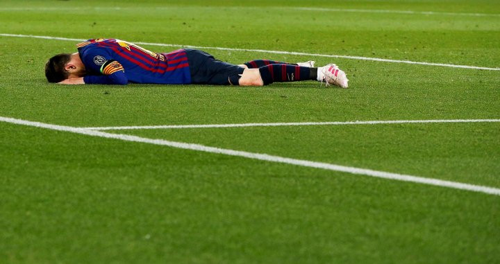 Una foto de Leo Messi exhausto tras el Barça - Liverpool / EFE