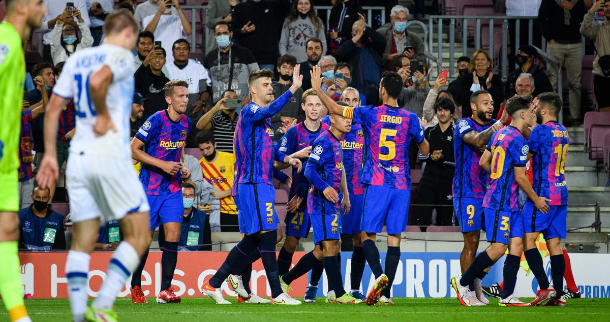 Los jugadores del Barça celebrando el gol de Piqué, con la afición de fondo / FCB