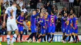 Los jugadores del Barça celebrando el gol de Piqué, con la afición de fondo / FCB