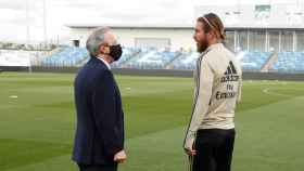 Florentino Pérez y Sergio Ramos, durante un entrenamiento del Real Madrid, en el último año / RM