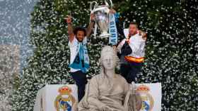Marcelo y Sergio Ramos, celebrando la Champions en la Cibeles | EFE