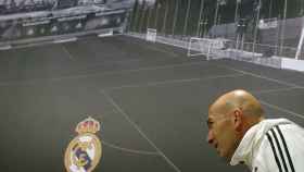 Zinedine Zidane entrando en la rueda de prensa del Real Madrid / EFE