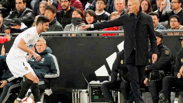 Zinedine Zidane en la banda durante el partido de Mestalla EFE