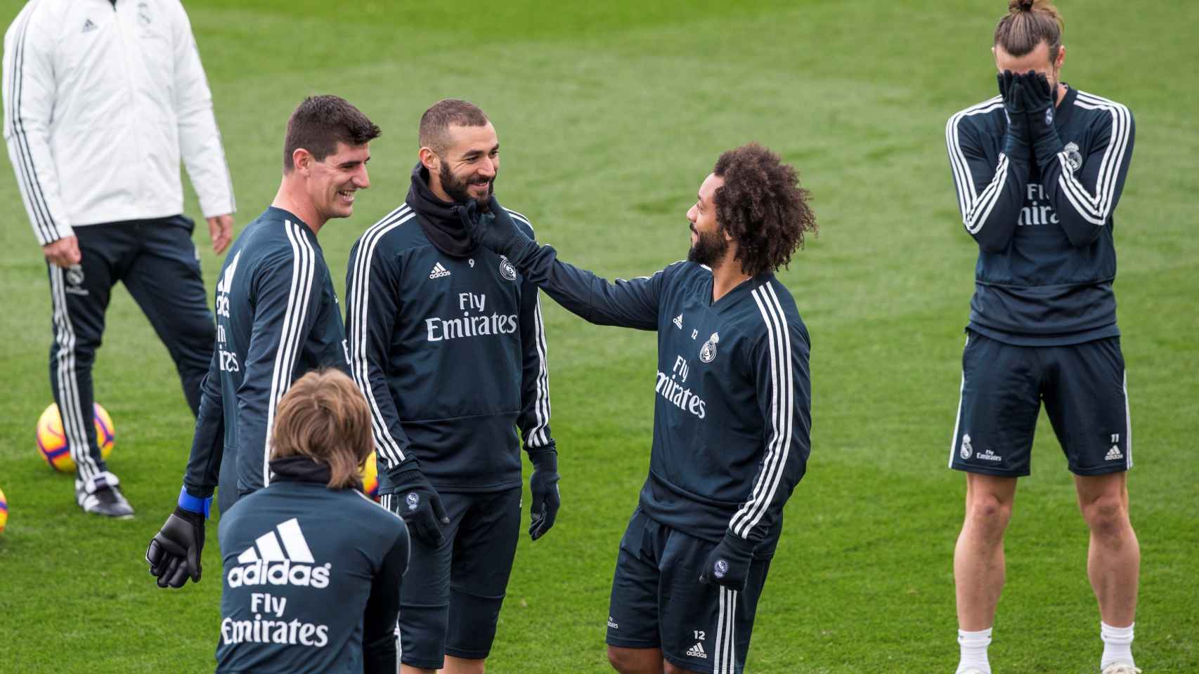 Gareth Bale se tapa la cara en un entrenamiento del Real Madrid / EFE