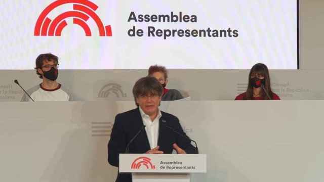 El expresidente de la Generalitat fugado de la justicia, Carles Puigdemont, en su intervención durante la sesión constituyente de la denominada asamblea de representantes de su Consell per la República / CXREP