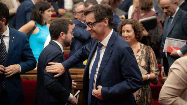 Salvador Illa y Pere Aragonès en el Parlament, quienes se emplazan a una reunión sobre los presupuestos / EUROPA PRESS