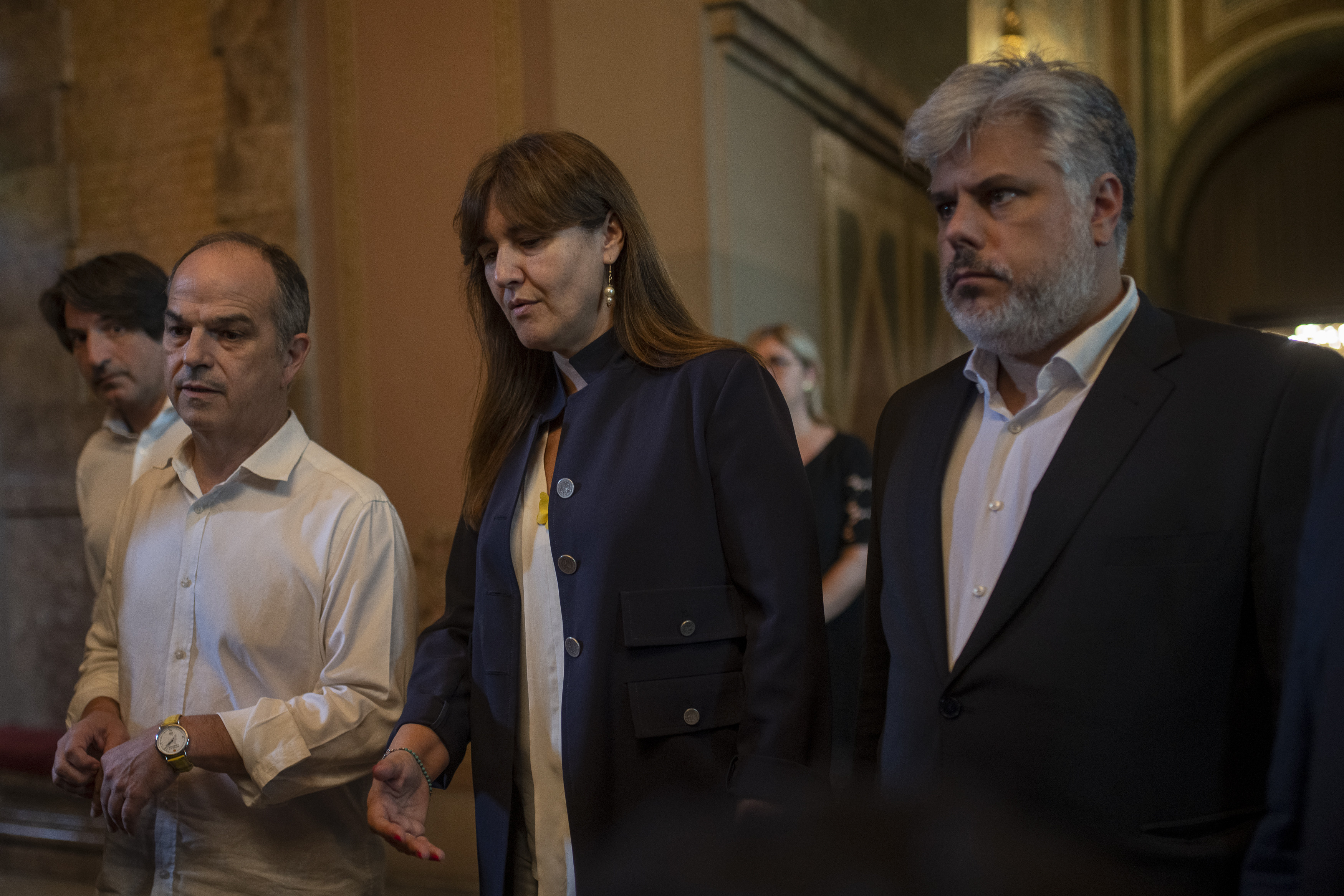 El secretario general de Junts, Jordi Turull, junto a Laura Borràs y el diputado Albert Batet, en el Parlament / Lorena Sopêna - EUROPA PRESS